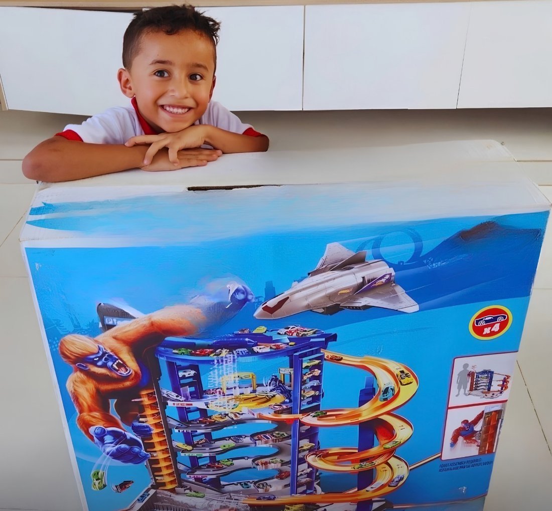 Alejandro con la caja de la torre de carreras que inspiró el libro